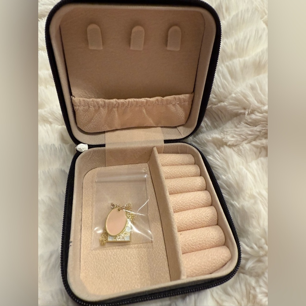 NWOT Jo&Co Disney Necklace Set W/Travel Case - Picture 4 of 5